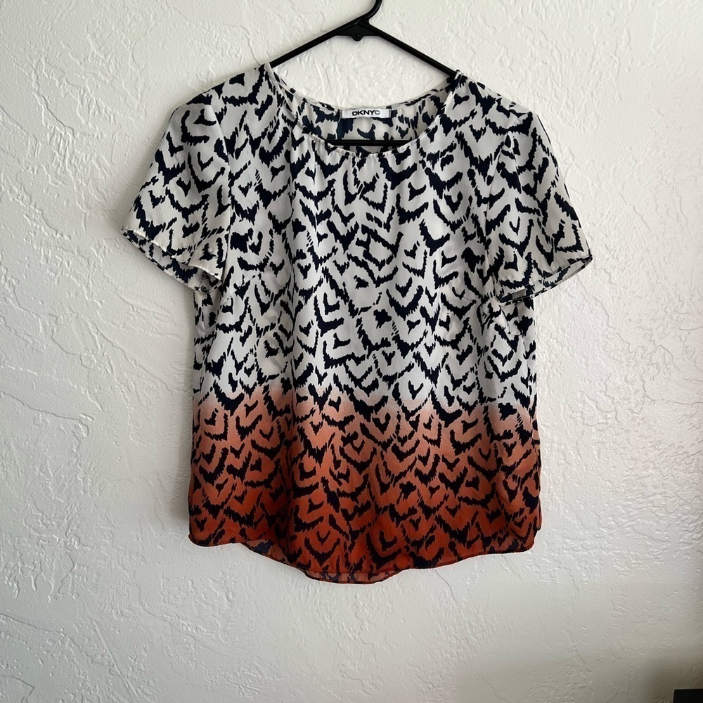 DKNYC ladies short sleeve top size small.